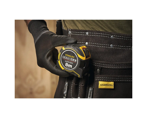 Stanley Fatmax Rollbandmass mit 8 Meter Länge in einer Hand