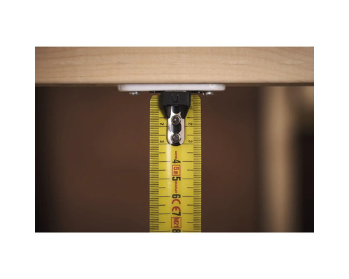 Ruban à mesurer jaune fixé à une surface