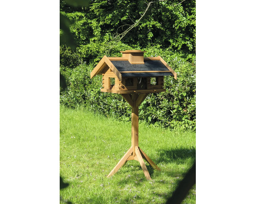 Nichoir en bois avec support dans le jardin