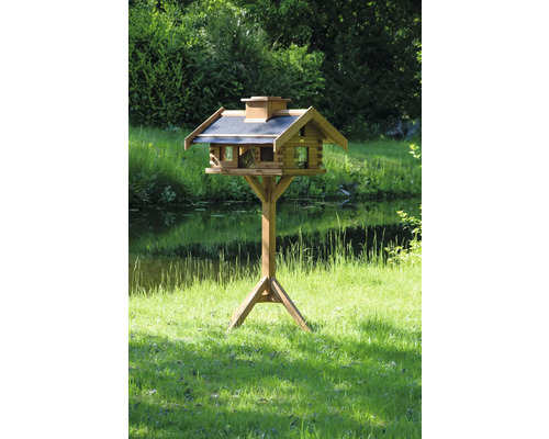 Maison pour oiseaux en bois sur pied dans le jardin