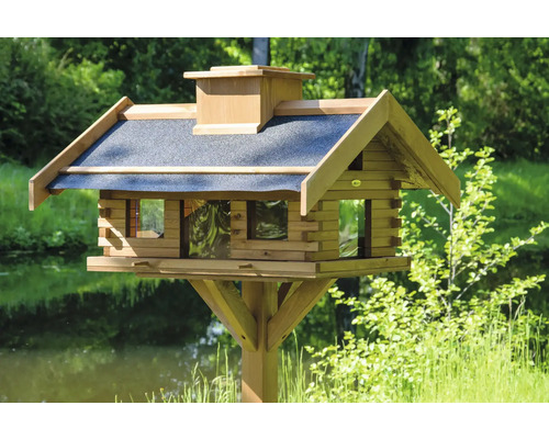 Nichoir en bois avec toit sur un poteau