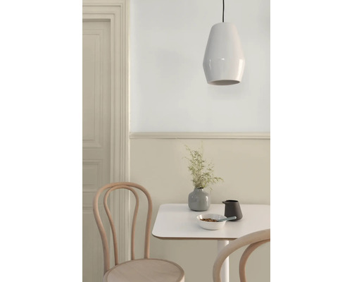 Table de salle à manger avec chaises, suspension et décoration dans une salle à manger