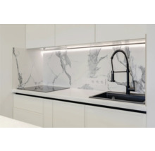 Moderne Küche mit weißen Schränken, Marmorrückwand und schwarzem Spülbecken