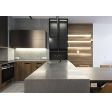 Moderne Küche mit Küchenschränken, Arbeitsplatten und eingebauten Geräten.