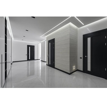 Eingangsbereich mit Türen, Beleuchtung und Fliesenboden