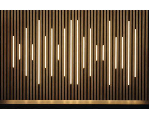 Holzverkleidung mit vertikalen Lamellen und integrierter Beleuchtung