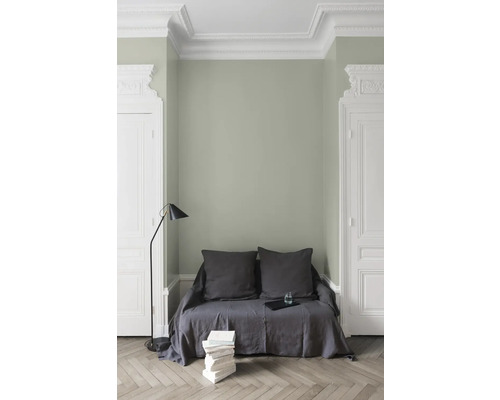 Pièce lumineuse avec canapé, lampadaire et pile de livres