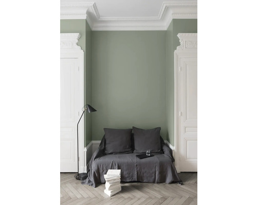 Elegantes Interieur mit Couch, Stehlampe und Stuckelementen