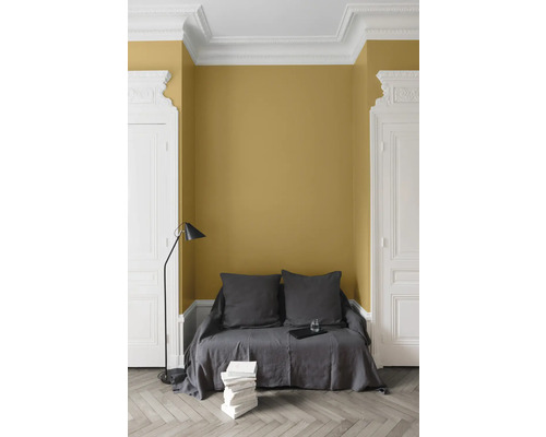 Scène avec canapé, lampadaire et éléments décoratifs dans une pièce avec de la peinture murale