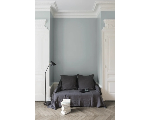 Idée d''aménagement intérieur avec canapé, lampadaire et objets de décoration dans une pièce