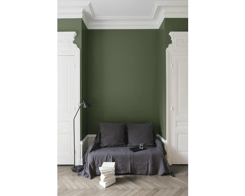 Elegantes Interieur mit Wandfarbe, Sitzgelegenheit und Bücherstapel