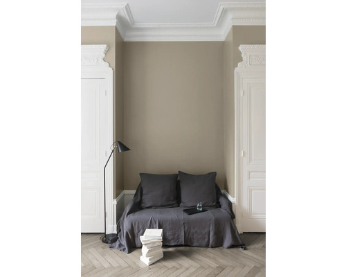 Appartement lumineux avec canapé, lampadaire et pile de livres