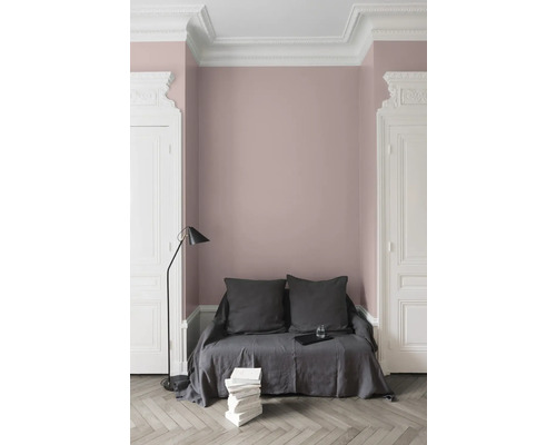 Pièce lumineuse avec canapé, coussins, livres et lampadaire