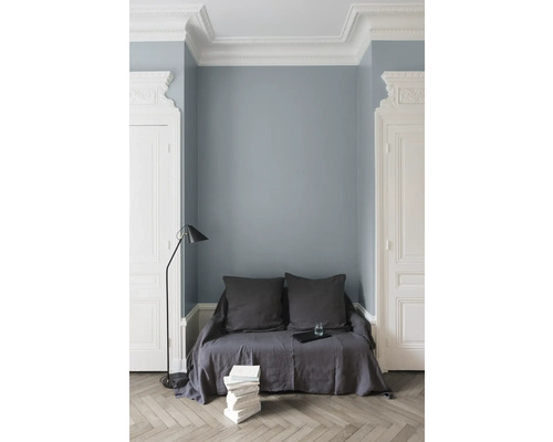 Intérieur élégant avec canapé, lampadaire et éléments de stuc