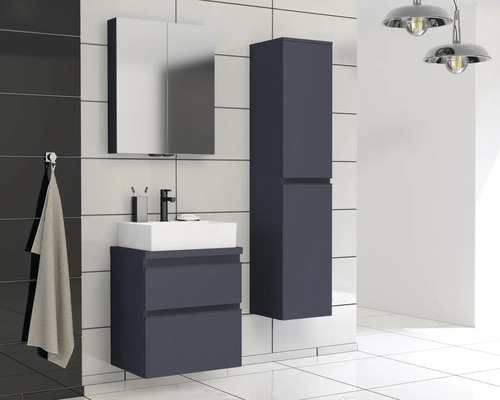 Salle de bains avec lavabo, armoire de toilette et armoire haute dans une pièce lumineuse