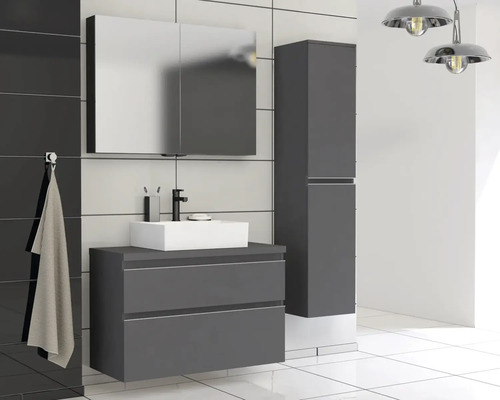 Badezimmer mit Waschtischunterschrank, Spiegelschrank und Hochschrank in modernem Design