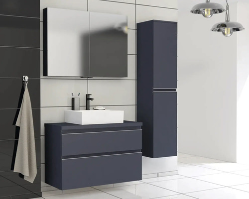 Salle de bain moderne avec meuble sous-lavabo, armoire de toilette et armoire haute