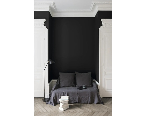 Wohnzimmerszene mit schwarzer Wand, Sitzbereich, Stehlampe und Holzboden