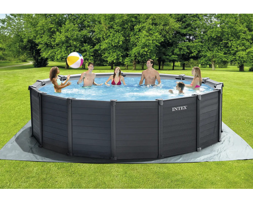 Piscine hors sol avec baigneurs et un ballon dans le jardin