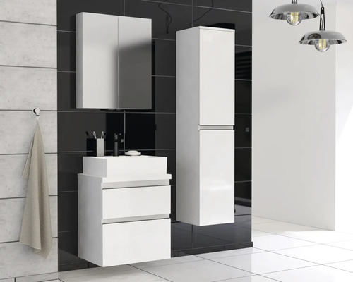 Badezimmer mit Waschbeckenunterschrank, Spiegelschrank und Hochschrank in hellem Design