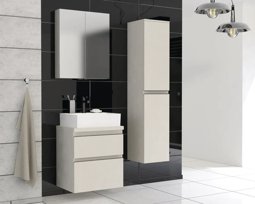 Badezimmer mit Waschbeckenunterschrank, Spiegelschrank und Hochschrank