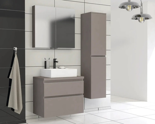 Salle de bain moderne avec lavabo, armoire de toilette et armoire haute