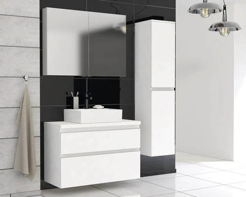 Modernes Badezimmer mit Waschbeckenunterschrank, Spiegelschrank und Hochschrank in Weiß.