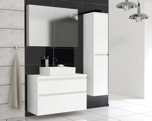 Modernes Badezimmer mit weissem Waschtischunterschrank, Spiegelschrank und Hochschrank vor schwarzer Wand