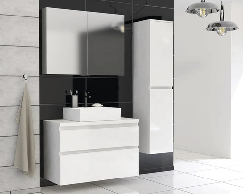 Badezimmer mit Waschtischunterschrank, Spiegelschrank und Hochschrank in Weiss