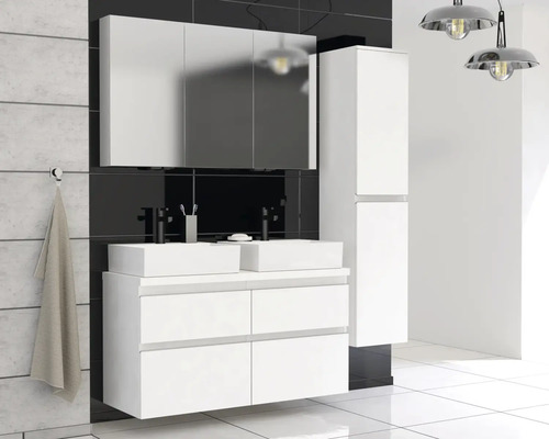 Salle de bains moderne avec meuble sous-lavabo blanc, vasque à poser, armoire de toilette et armoire haute.