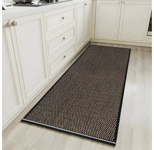 Schmale gemusterte Küchenmatte vor weißen Küchenschränken