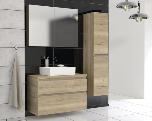 Badezimmer mit Waschtisch, Spiegelschrank und Hochschrank im hellen Holzdekor