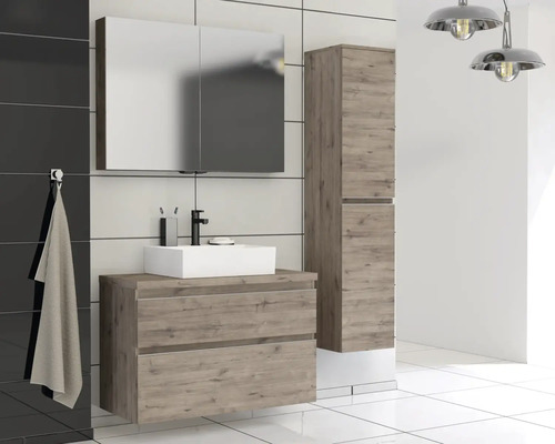 Badezimmer mit Waschtischunterschrank, Spiegelschrank und Hochschrank