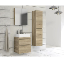 Salle de bains avec meuble sous-lavabo, armoire de toilette et armoire haute