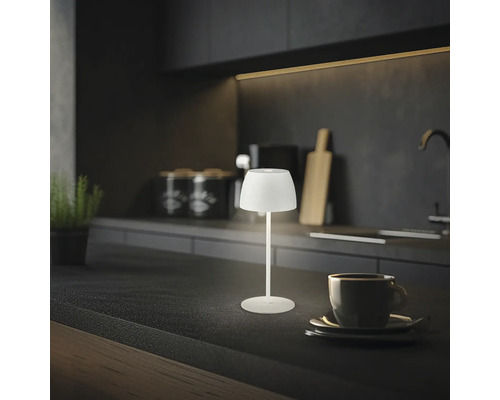 Scène d''une cuisine avec une petite lampe de table sur le plan de travail