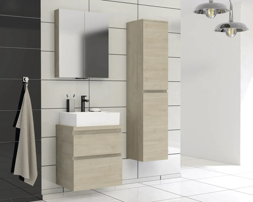 Badezimmer mit Waschtisch, Spiegelschrank und Hochschrank