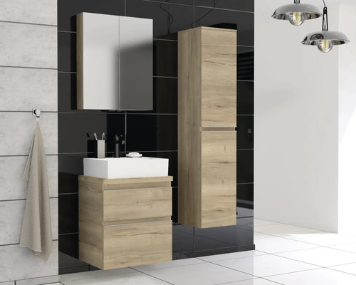 Salle de bain avec meuble sous-lavabo, armoire de toilette et armoire haute aspect bois