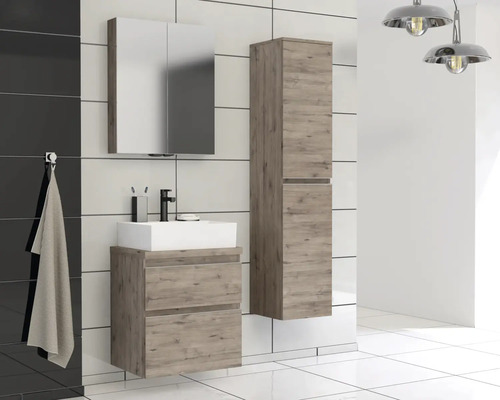 Badezimmer mit Waschtischunterschrank, Spiegelschrank und Hochschrank