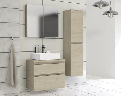 Salle de bains lumineuse avec meuble sous-lavabo, armoire de toilette et armoire haute pour accessoires de salle de bains