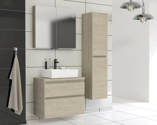 Badezimmer mit Waschtisch, Spiegelschrank und Hochschrank in hellem Holzdekor