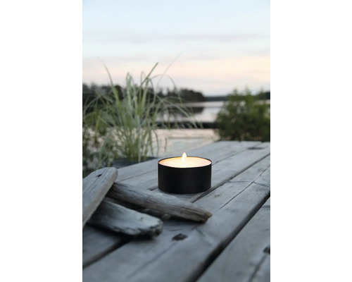 Bougie LED décorative sur une table en bois à l''extérieur