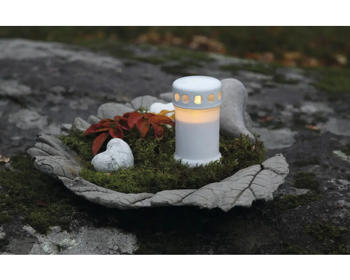 Lumière tombale avec décoration sur une pierre