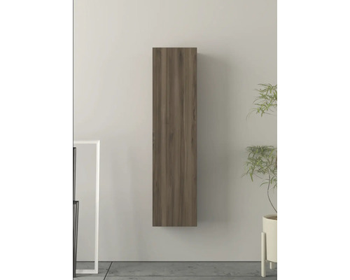 Armoire suspendue en bois sur un mur