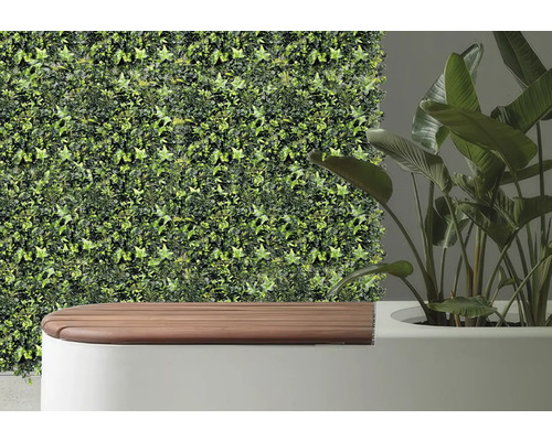 Revêtement mural décoratif avec du lierre artificiel à côté d''un banc et d''une plante d''intérieur.