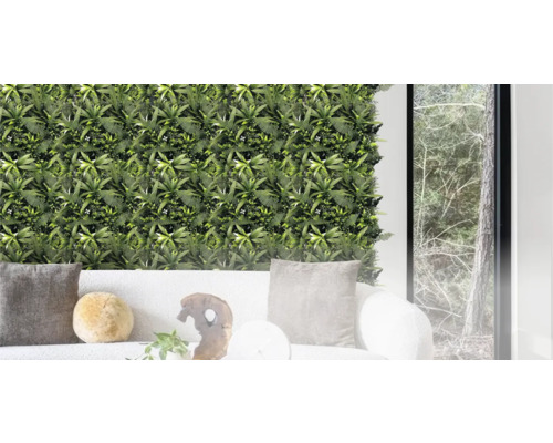 Panneaux muraux végétalisés avec plantes et fougères derrière un canapé