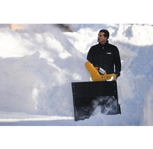 Un homme utilise une fraise à neige Stiga pour déneiger