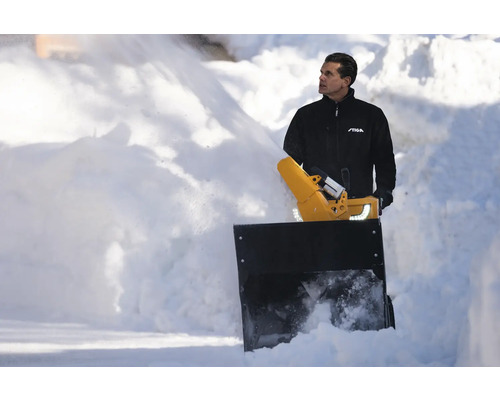 Mann benutzt eine Schneefräse von Stiga, um Schnee zu räumen