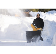 Un homme utilise une souffleuse à neige pour déblayer la neige. La marque Stiga est visible sur l''image.