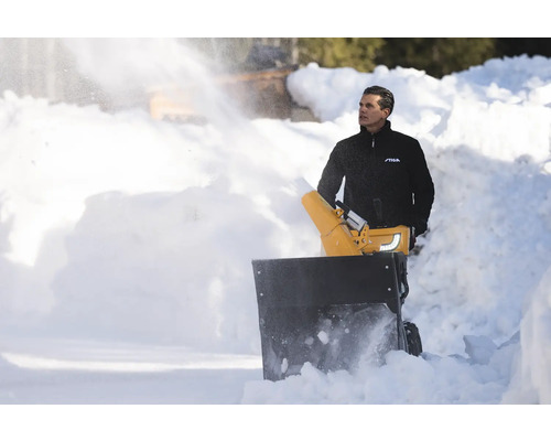 Mann benutzt Schneefräse zum Schneeräumen. Im Bild ist die Marke Stiga erkennbar.
