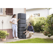 Regenwassertank zur Gartenbewässerung mit zwei Personen und einer Giesskanne